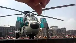 Despegue de elicópteros militares desde el Zócalo Capitalino después del desfile.