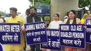 Protest by all  corporators of opposition at Jewel Chowk Regarding property tax imposed in JMC Area