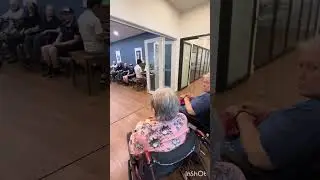 Ken chơi đ&agrave;n tại Hope Age Care Swan Hill 12/2025.