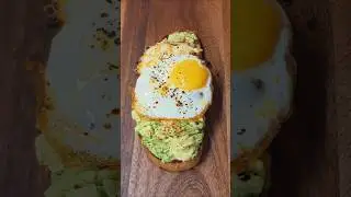 Easy High Protein Breakfast Egg Avocado toast with Chilli Oil #breakfast #highprotein #avocado #egg