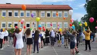 Skolavslutning med ballongsl&auml;pp i M&ouml;rlunda