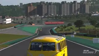 Gran Turismo 7 kombi detonando em Interlagos