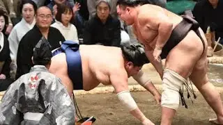 「相撲に集中できない」行司の背後に圧倒的存在感なタレントの姿 “正装”して駆けつける様子に「目立ちすぎるんよw」驚きの声