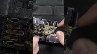 Снятие платы аккумулятора Milwaukee 5 Ач #milwaukee #diy #repair #powertool #tools