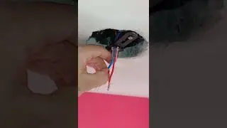 Eu instalando o lustre em casa com minha esposa