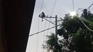মেইন বিদুৎ লাইনে কত ঝুঁকি নিয়ে কাজ করছে দেখুন।