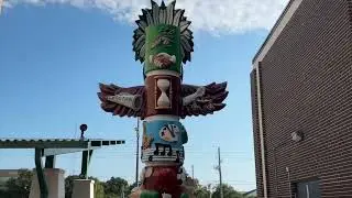 Перерезание ленточки на тотемном столбе в старшей школе Чоктавотчи