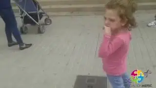 Celia feliz hacia el colegio