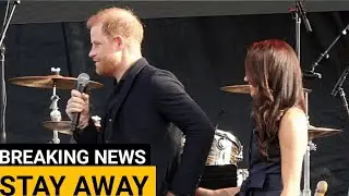 Meghan Markle BANNED from Stage! Harry Appears Solo at Kevin Costner Charity Event - What Happened?