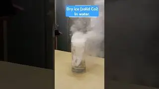 Dry ice solid Co2 in water#explore#shorts#science#reaction