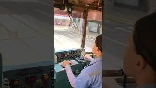 Гонконг трамваи и автомобиль, который почти попал в аварию 🚊