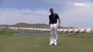 Golf Tip:How to flick the ball up like Tiger Woods