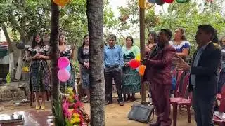 Cantando los coros con el  Ministerio Impacto Cristiano.