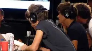 One Direction chez Cauet, ils r&eacute;pondent aux questions. :)