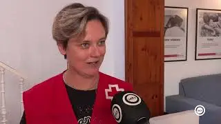 Un taller de crochet contra la soledad teje mantitas de punto para los menores en acogida