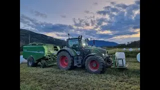 Jeg er med i en stor traktor og presser rundballer! Fendt 724 Vario med Mchale Fusion 2 presse!!