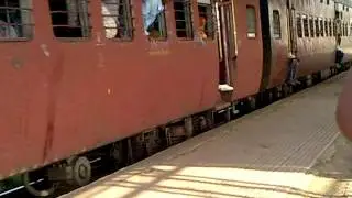 52991 RATLAM - KHANDWA FAST PASSENGER arriving Indore Lakshmibai Nagar metre gauge railway station