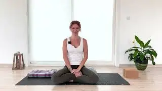 45 mins: Yin Yoga with Angela (All Levels)