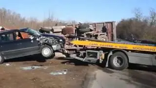 Incidente alla Sforzesca, camion si rovescia per il violento urto