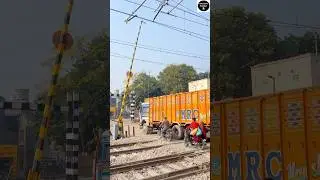 Railgate closing! 😯🛤️... Indian Railways 🇮🇳🚉&hearts;️...#railgate #indianrailways #shorts