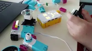 Tečaj robotike z Lego Spike kompleti // e-hi&scaron;a, hi&scaron;a poskusov