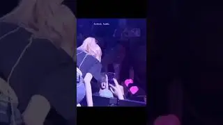 Rose caught her parents during a stage concert fans notices #trending #blackpink #rose #parents #fyp