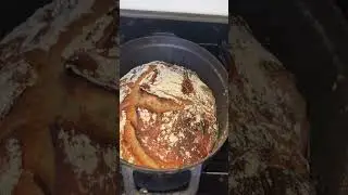 Pain de campagne au levain maison. Cuit au fourneau &agrave; bois #lowtech #woodstovecooking #woodstove