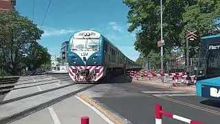 CSR SDD7 B970 + Tren chapa 7 Partiendo de Estación 🚉 Devoto Cruzando el Paso a Nivel Nueva York