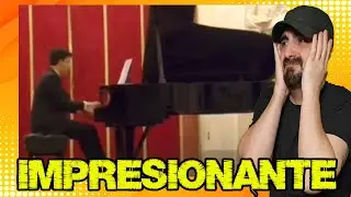 EL HERMANO de SANCHEZ tocando el PIANO...o aporreándolo mejor dicho....