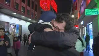 Emotivo reencuentro sorpresa entre un padre y su hijo por Navidad