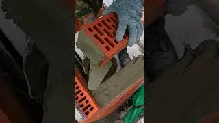 Каменщик кладет пилястру. Mason laying a pilaster