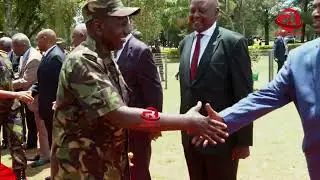 Śmiech, gdy prezydent William Ruto salutuje byłym generałom CDF, w tym Daudiemu Tonje.