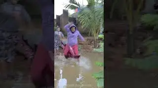 ஆயா.. மாமா தண்ணில விளையாடுறா.!🤣😂 #shorts // Troll Boy Karan