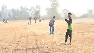 Khiladi cricket khel rahe hain