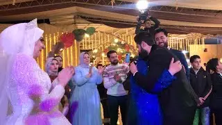 عريس يغني لأمه ويقبل أقدامها يوم زفافه فجأنا بجمال صوته أحلي حاجه حصلت في فرحنا ربنا يبارك