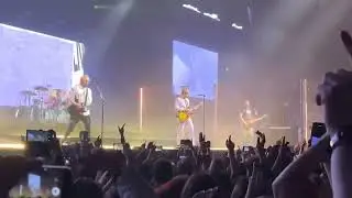 She looks so perfect - 5 seconds of summer- wembley arena 06/04/22