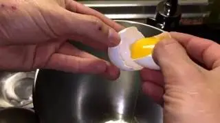Eier Trennen wie ein Profi Eiwei&szlig; und Eigelb trennen Anleitung