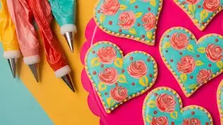 Украшенное сахарное печенье ко Дню святого Валентина | Розы из королевской глазури, нанесенные ме...