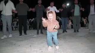Minik bebek düğünde kendinden geçti 