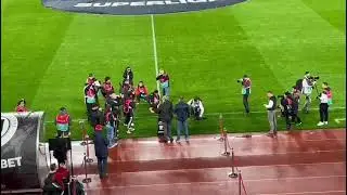 Florin Piersic cu fularul Universității, a aprins atmosfera pe Cluj Arena &icirc;naintea meciului cu CFR