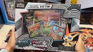 PESIAMO LA COLLEZIONE POKEMON SCARLATTO E VIOLETTO DI LUCE NERA E FUOCO BIANCO DI VICTINI