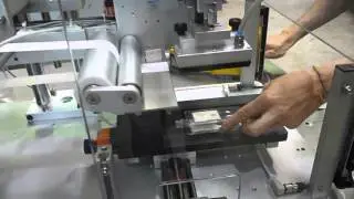 Semi-automatic labeller for flacons with particular shape