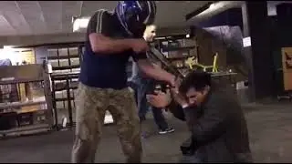Kalah Combat System.Training. Entrenamiento Kalah para defensa personal contra amenaza arma larga.
