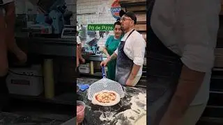 Colocando a pizza na P&aacute;