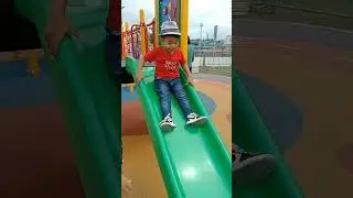 Nageenjoy sa slide ang bata