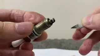 Clean the spark plug, remove the soot on the spark plug ignition tip.#cleansparkplug#bugi