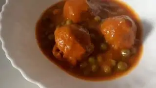 Rachid cocina albóndigas y lentejas