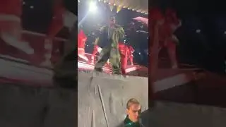 Kendrick Lamar signed a fan&rsquo;s GNX vinyl mid performance✨