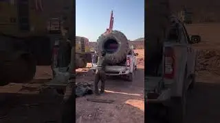 Спасательная операция по замене проколотой шины погрузчика!
