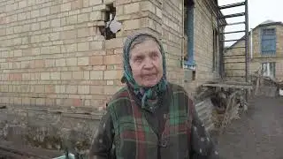 Жителька села Мотижин Любов, якій в день зйомок виповнився 81 рік, показує свій зруйнований будинок